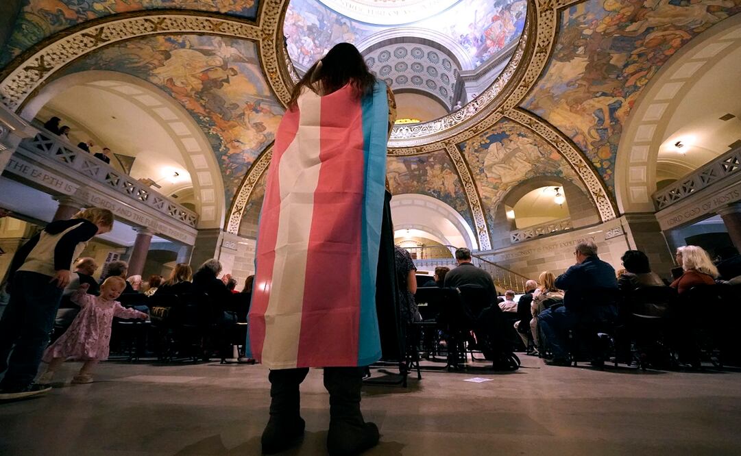 Glenda Starke porta una bandera del orgullo trans en el Capitolio de Missouri en Jefferson City. Foto: AP