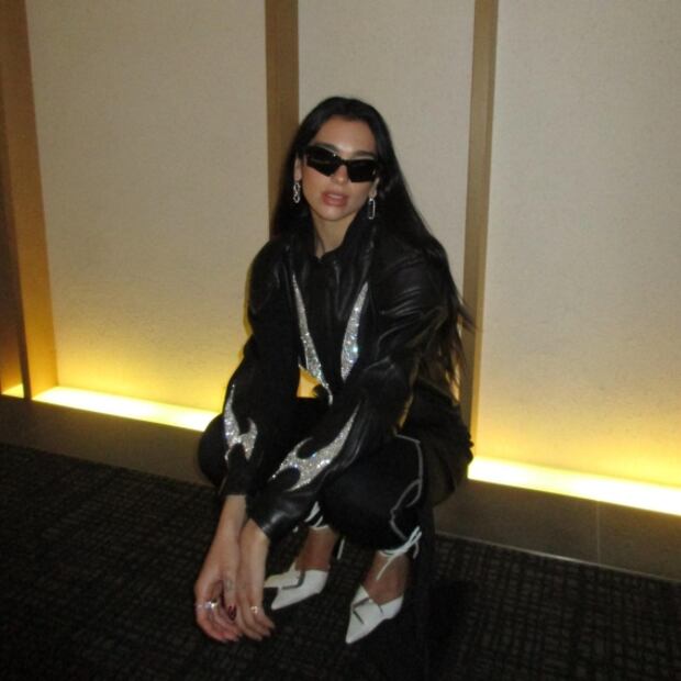 Dua Lipa nos enseña la chamarra de cuero ideal para este invierno