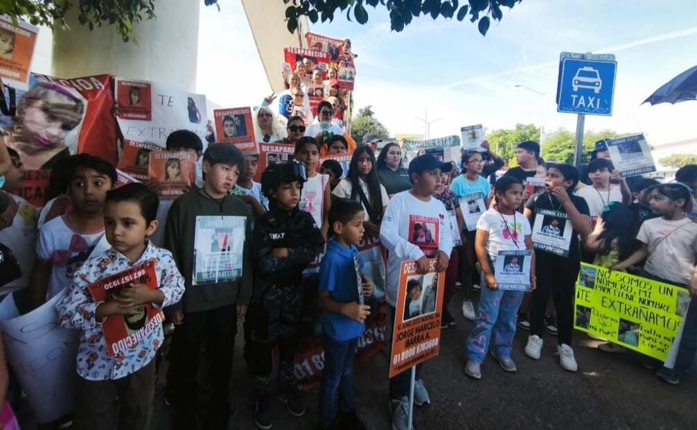 Culiacán, Sinaloa.- El colectivo Sabuesos Guerreras encendió más de cinco mil veladoras en la explanada de Palacio de Gobierno como acto de protesta silenciosa ante la crisis de desapariciones forzadas. Foto: José Betanzos Zárate / CUARTOSCURO
