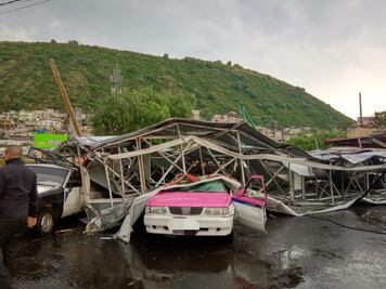 Caída de espectacular por lluvias deja cuatro lesionados en Iztapalapa