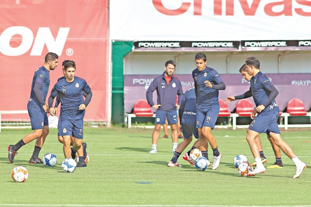 Los pupilos de Cardozo entrenaron pases y movimientos en corto. Foto: JORGE BARAJAS. IMAGO7