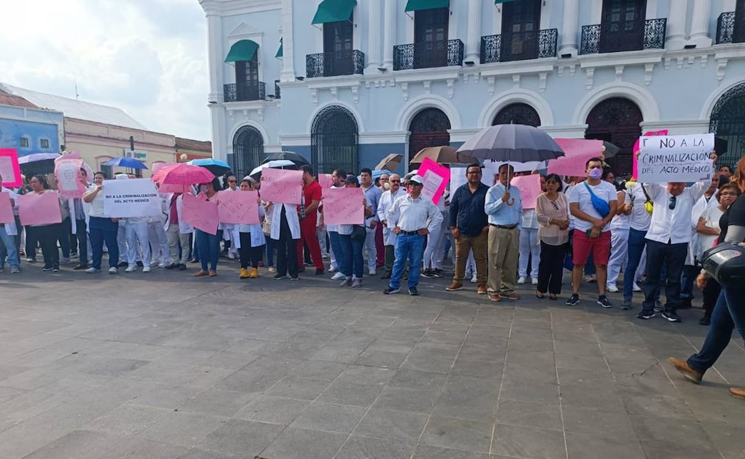 Los trabajadores de la salud marcharon desde el Instituto Juárez en la avenida 27 de Febrero, hasta el Tribunal Superior de Justicia y posteriormente al Palacio de Gobierno, en la Plaza de Armas. Foto: especial