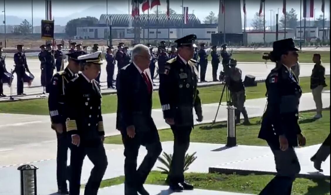El presidente Andrés Manuel López Obrador encabeza la celebración del Día de la Fuerza Aérea Mexicana (FAM) en la Base Aérea Militar número Uno de Santa Lucía. Foto: especial