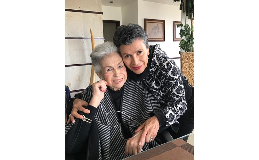 Patricia Reyes Spíndola y su madre. Foto: Instagram 