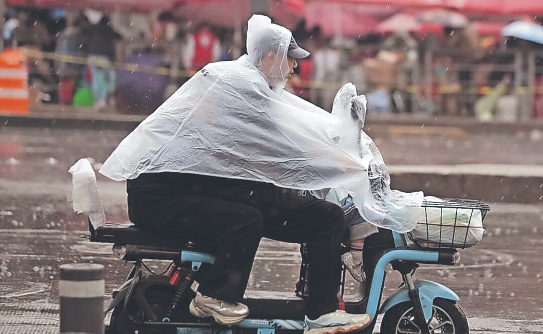 Algunos capitalinos improvisaron para cubrirse de la lluvia. Foto: de FRANCISCO RODRÍGUEZ. EL UNIVERSAL