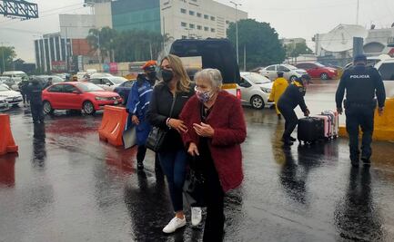 Pasajeros padecen bloqueo y lluvias en AICM