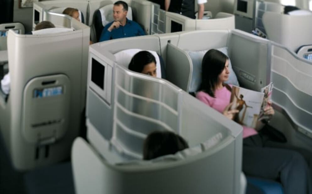 Por qué los aviones no tienen asientos encontrados, como los trenes