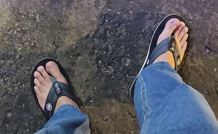 Joven le coloca pegamento en las chanclas a su hermano y la travesura terminó mal