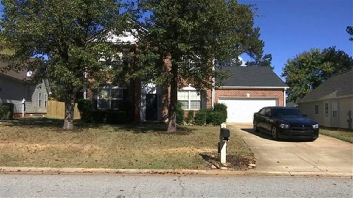 Encuentran cadáver cerca de mujer encadenada