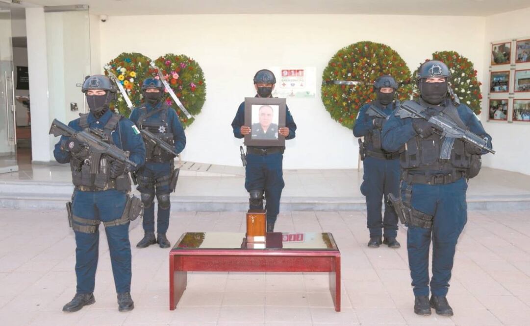 Durante el protocolo luctuoso, se llevó a cabo el pase de lista y el grupo elite de la Policía Estatal Preventiva disparó salvas de fusilería. Foto: Especial.