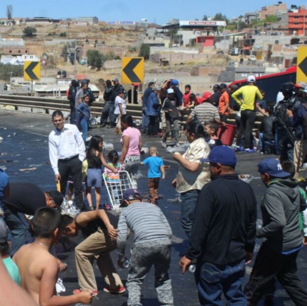 Rapiña de cerveza tras volcadura de tráiler en Zacatecas