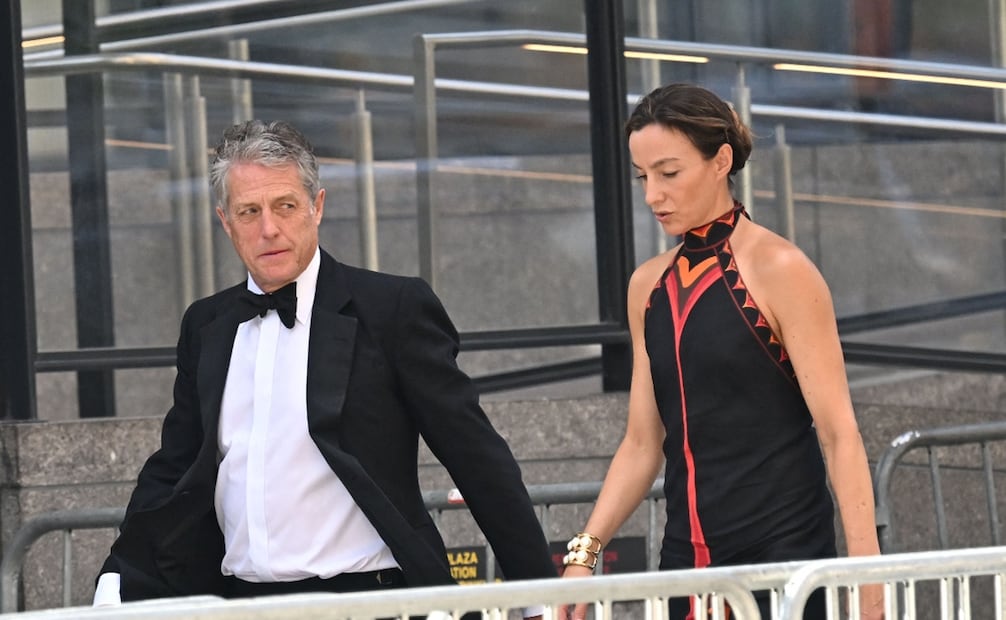 Hugh Grant y Anna Elisabet Eberstein llegan al Madison Square Garden. Foto: Roy Rochlin/ AFP.