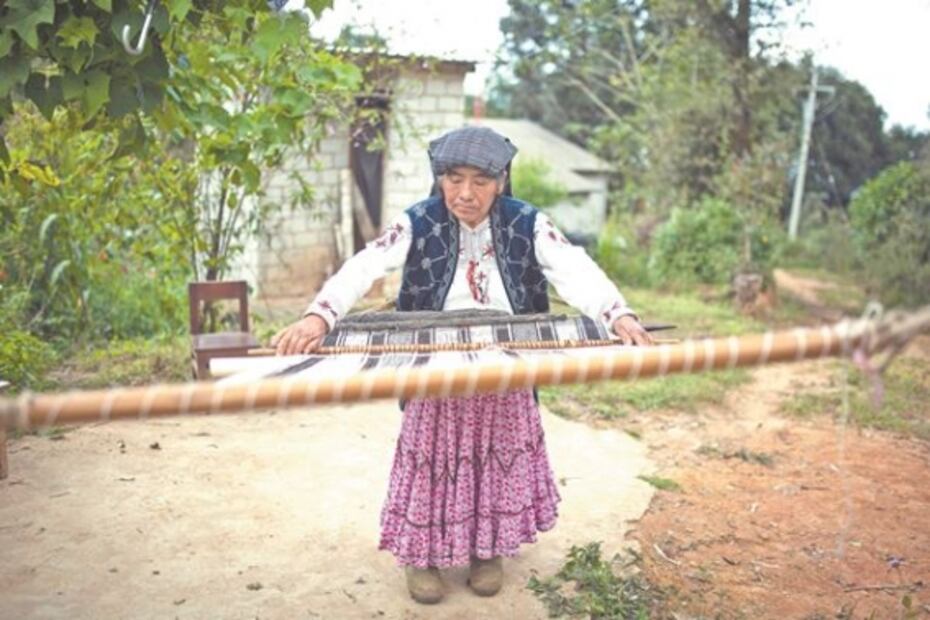 Renace tradición del gabán mixe en Oaxaca
