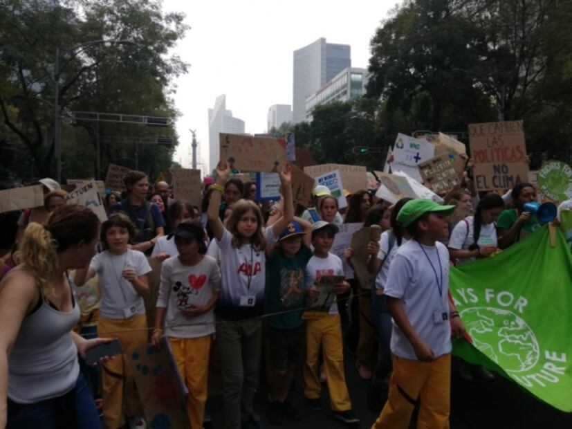 Con marcha, jóvenes y niños piden a AMLO que declare una "emergencia climática"
