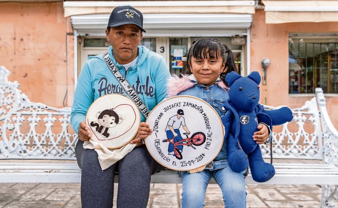 Amalia Márquez cuenta que su hijo Jonathan desapareció en 2014, cuando tenía 16 años; ahora borda la figura de un ciclista y un changuito, el pasatiempo y apodo de su hijo. Foto: Diana Valdez