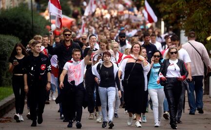 Miles salen a protestar en capital de Bielorrusia en medio de enorme despliegue policial