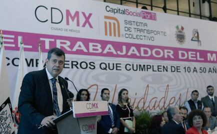 Gobierno capitalino reconoce a trabajadores del Metro tras 49 años de servicio