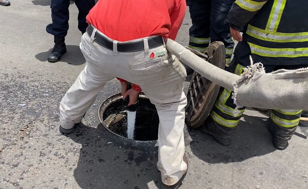 En la zona limítrofe de las alcaldías capitalinas de Venustiano Carranza, Gustavo A. Madero y del municipio mexiquense de Nezahualcóyotl revisan las coladeras y miden el nivel de las aguas residuales, pluviales, que se mezclaron con el combustible. Foto: Emilio Fernández / EL UNIVERSAL