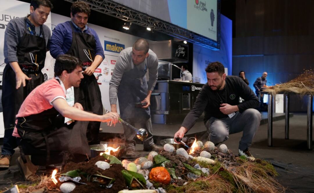 Virgilio Martínez, Jorge Vallejo y Mauro Colagreco enesñaron a los asistentes el horno de tierra, técnica de cocción ancestral.