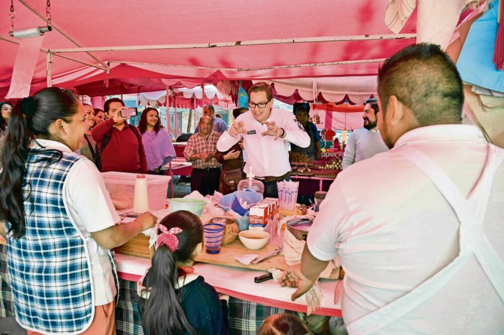 Pidió a tianguistas vender sólo productos lícitos y legales para poder acerca rlo s a las terminales punto de venta para poder cobrar con tarjetas bancarias. (MARIO JASSO. CUARTOSCURO)