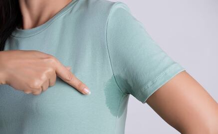 Cómo quitar el olor a sudor de tus blusas y camisas