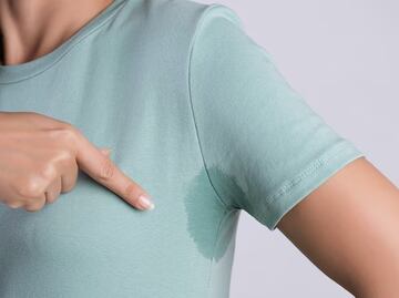 Cómo quitar el olor a sudor de tus blusas y camisas