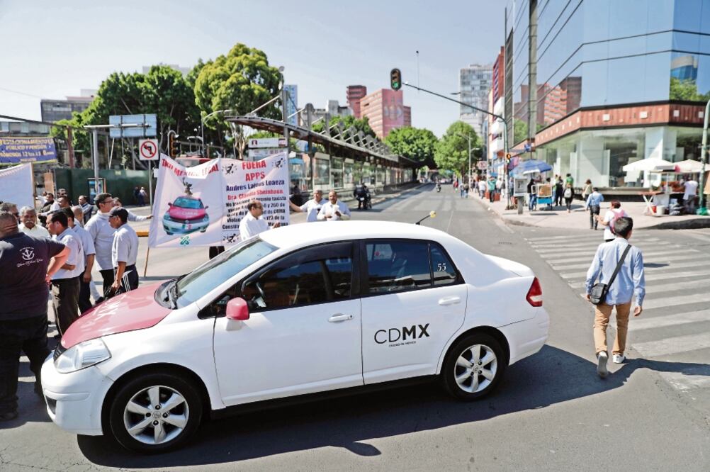Los transportistas realizaron una clausura simbólica al edificio de la Semovi; sin embargo, al no tener respuesta de las autoridades bloquearon Insurgentes y Álvaro Obregón, afectando a automovilistas y usuarios de transporte público. /IVÁN STEPHENS. EL