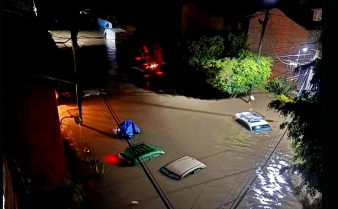 Varios autos se vieron afectados por las inundaciones registradas en la unidad habitacional la joya de Tlacalaquia en el centro de Jiutepec, el 22 de agosto de 2025. Foto: especial