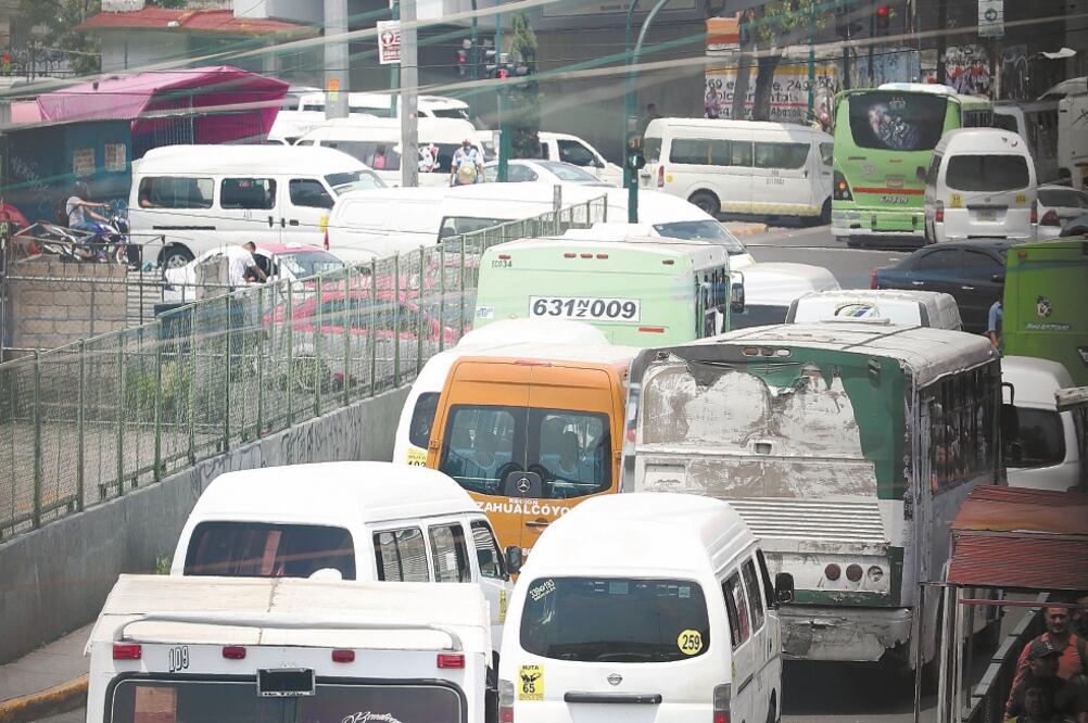 Reglas. Las unidades de transporte público, de carga y taxis no entrarán en el esquema de las sanciones cívicas, pues las multas seguirán siendo monetarias. Foto: ARCHIVO EL UNIVERSAL
