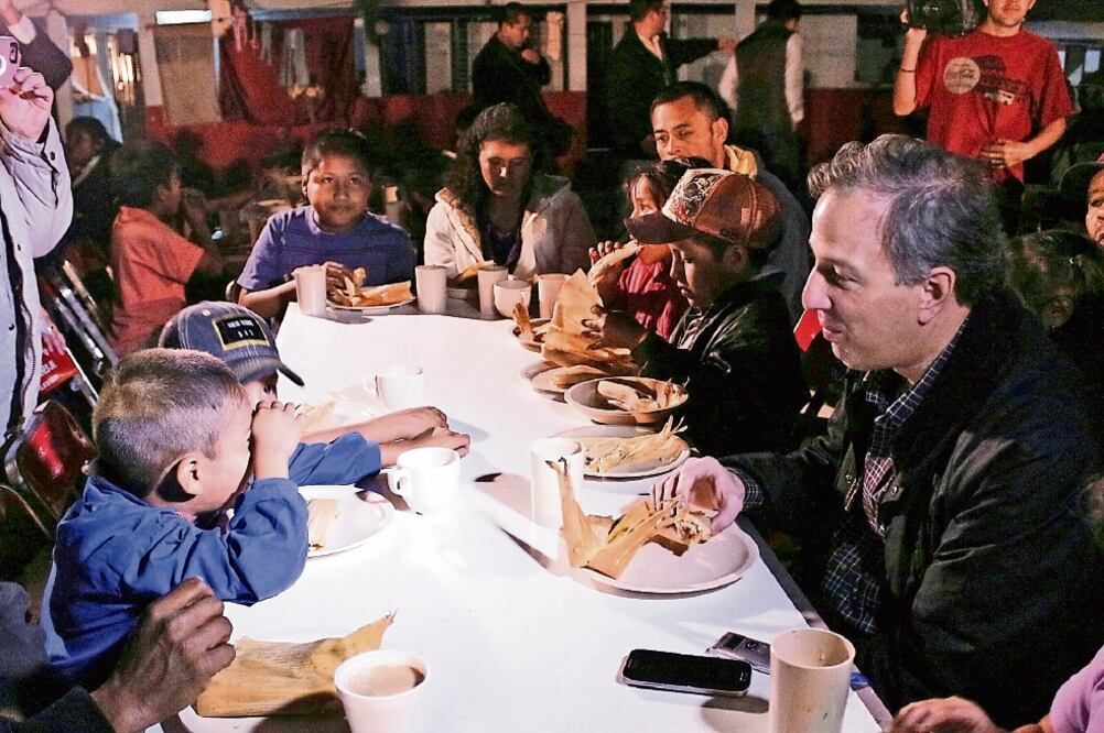 La gira del titular de la Sedesol contempló Yurécuaro, Chilchota, Tangancícuaro y Vistahermosa, donde inauguró una unidad médica (ARCHIVO EL UNIVERSAL)