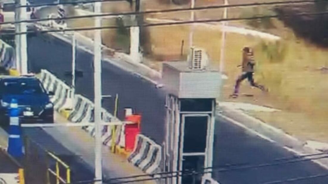 VIDEO: Roba vehículo, desencadena persecución en Circuito Exterior Mexiquense y se arroja a canal