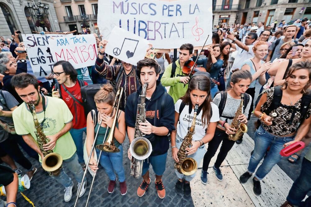 Un grupo de músicos tocó ayer sus instrumentos durante una manifestación a favor de la independencia de Cataluña, en Barcelona. (YVES HERMAN. REUTERS)