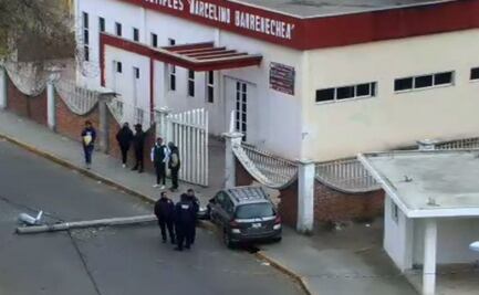 Choca conductor contra poste de luz en el Edomex; hay dos lesionados 