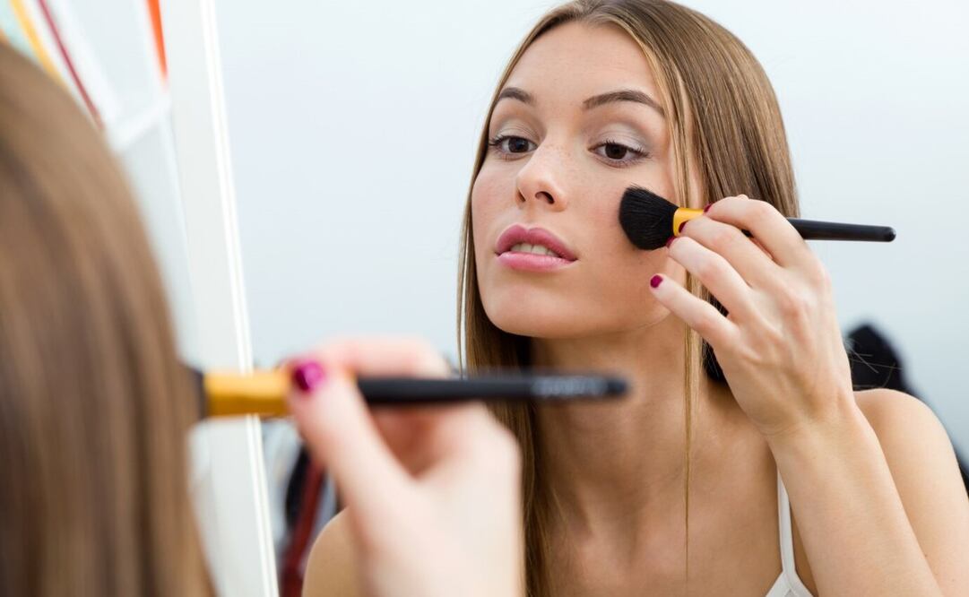 El maquillaje no siempre es amigable con la piel. Foto: Freepik