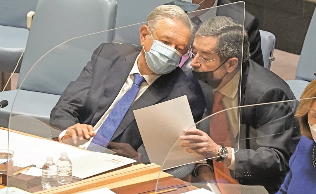 El presidente López Obrador estuvo acompañado por Juan Ramón de la Fuente, embajador de México ante la ONU, en la sesión del Consejo de Seguridad, donde retomó su lema de campaña: "Por el bien de todos, primero los pobres". Foto: Richard Drew. AP