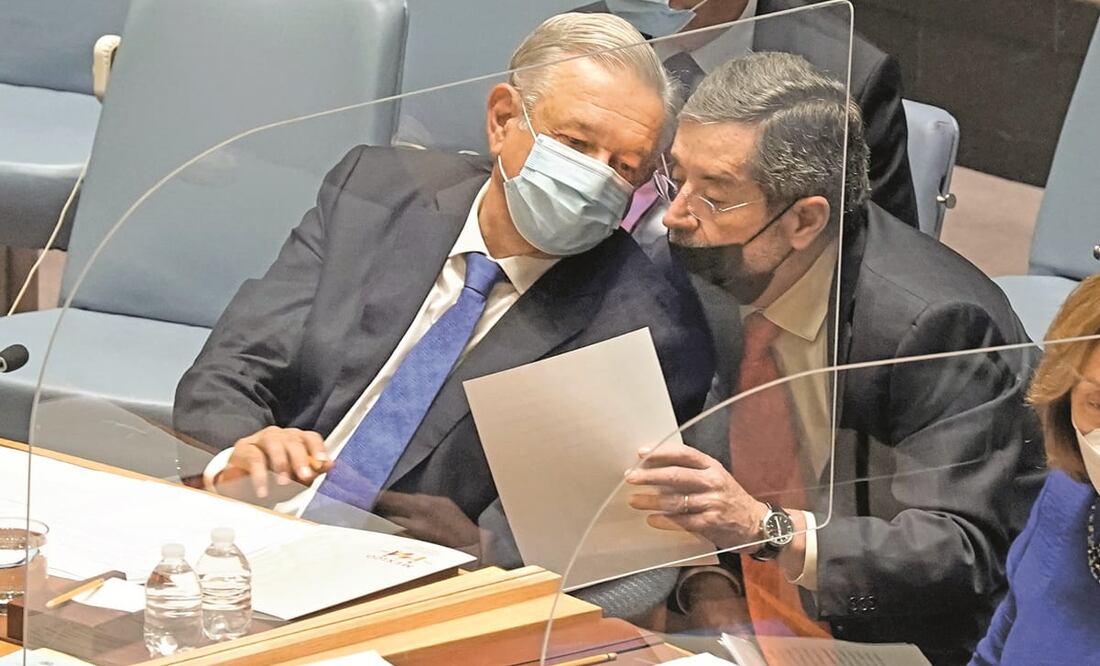 El presidente López Obrador estuvo acompañado por Juan Ramón de la Fuente, embajador de México ante la ONU, en la sesión del Consejo de Seguridad, donde retomó su lema de campaña: "Por el bien de todos, primero los pobres". Foto: Richard Drew. AP