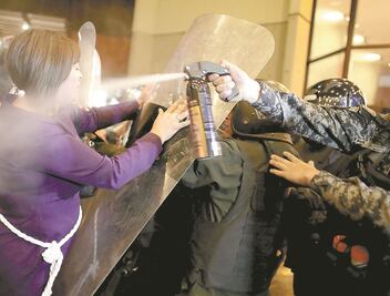 Bolivia: suspenden recuento y declaran alerta