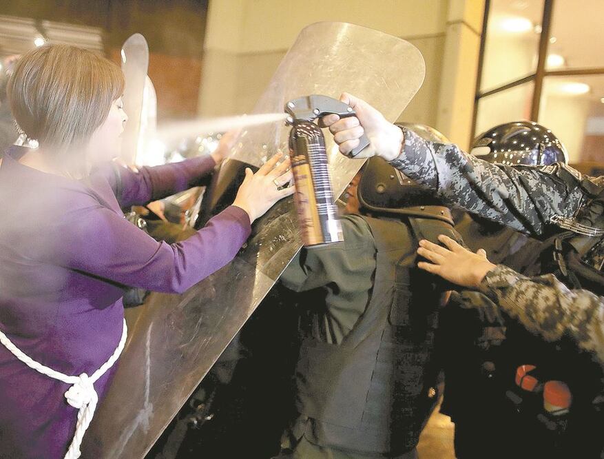 Tensión. La tardanza en difundir resultados electorales desató protestas, a las que respondieron efectivos. UESLEI MARCELINO. REUTERS 