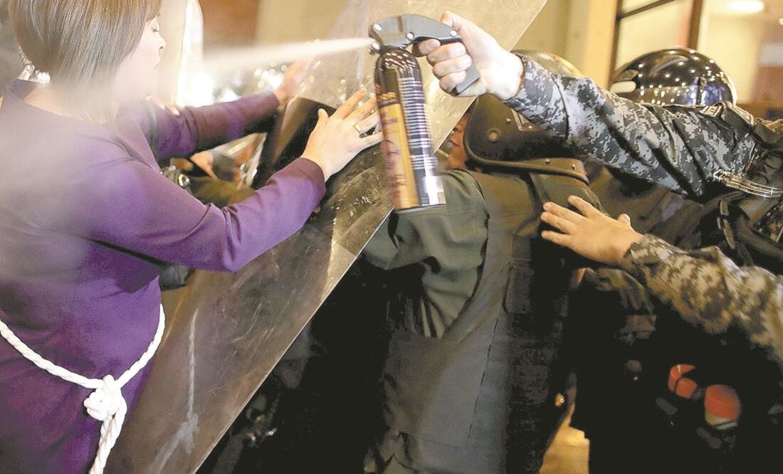 Tensión. La tardanza en difundir resultados electorales desató protestas, a las que respondieron efectivos. UESLEI MARCELINO. REUTERS