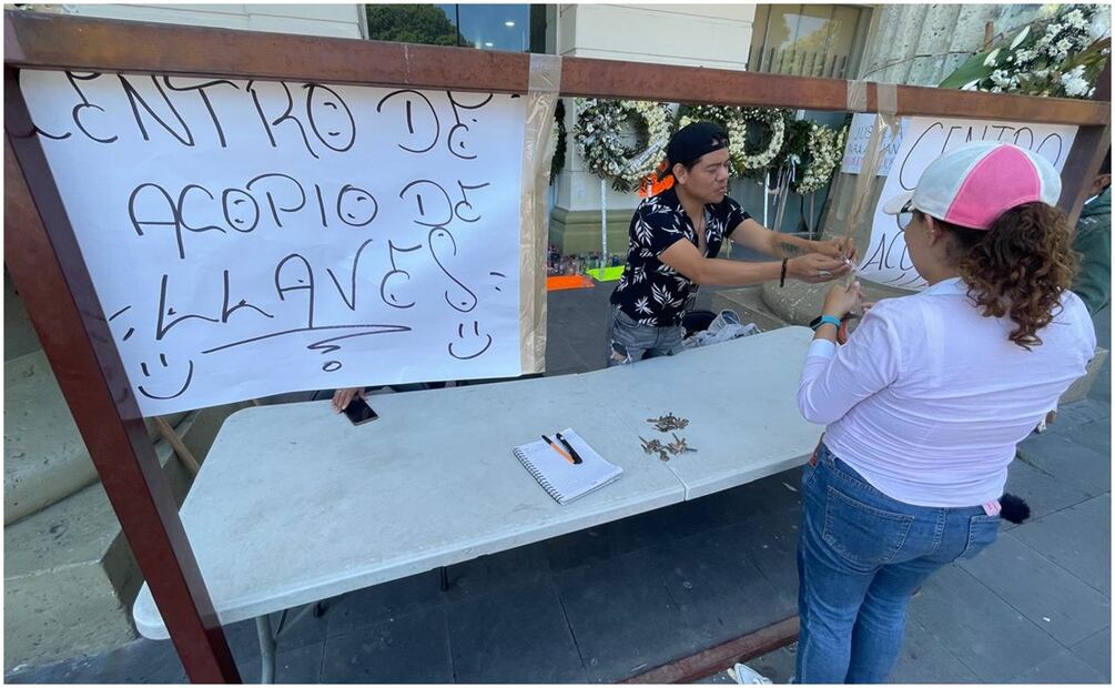 Pobladores siguen llegando veladoras, flores y carteles tras asesinato de Arcos Catalán. Foto: Arturo de Dios Palma / EL UNIVERSAL
