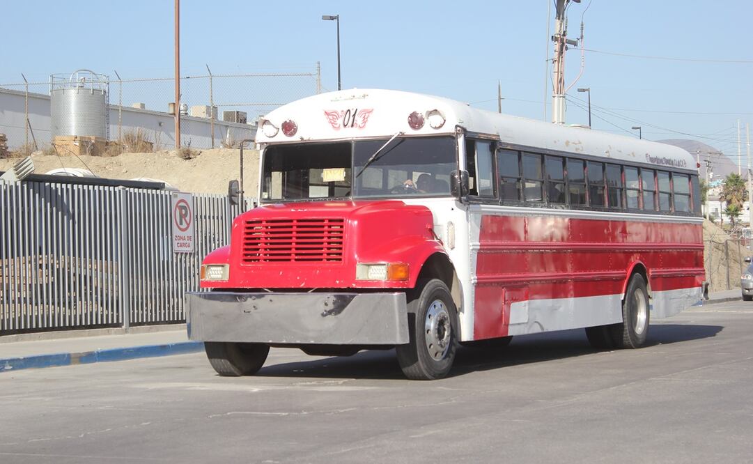 Camiones que llegan a Tijuana desde Estados Unidos, y que eran autobuses escolares 30 años atrás, son modificados para dar el servicio de transporte de personal. Fotos: Eduardo Jaramillo