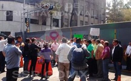 Por manifestantes, cierran la circulación en Bucareli 