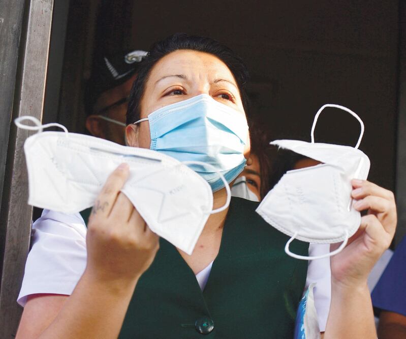 Personal del CMN La Raza mostró insumos médicos de mala calidad que les han sido entregados. Foto: HUGO GARCÍA. EL UNIVERSAL