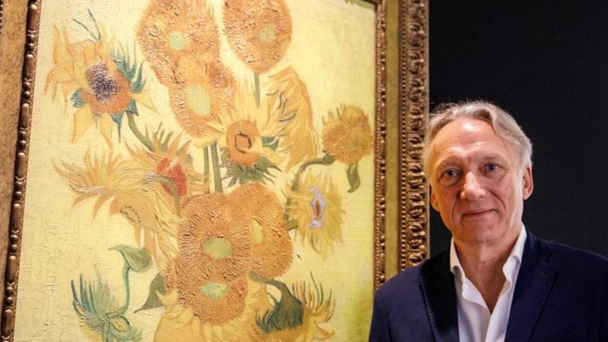 Willem van Gogh con el famoso cuadro "Los Girasoles". Foto: Getty Images vía BBC