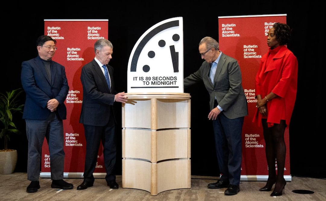 El expresidente colombiano Juan Manuel Santos, segundo por miembros del Boletín de Científicos Atómicos Robert Socolow, durante una conferencia de prensa en el Instituto de la Paz de Estados Unidos, el martes 28 de enero de 2025, en Washington. Foto: AP