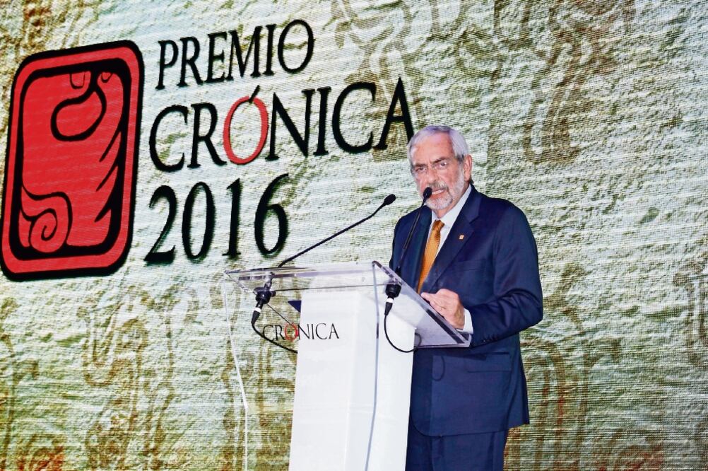 Por la difusión que la UNAM realiza de manera cotidiana por la vía impresa, electrónica y digital, informando los quehaceres de la comunidad universitaria, el rector Enrique Graue recibió el galardón (IRVIN OLIVARES. EL UNIVERSAL)