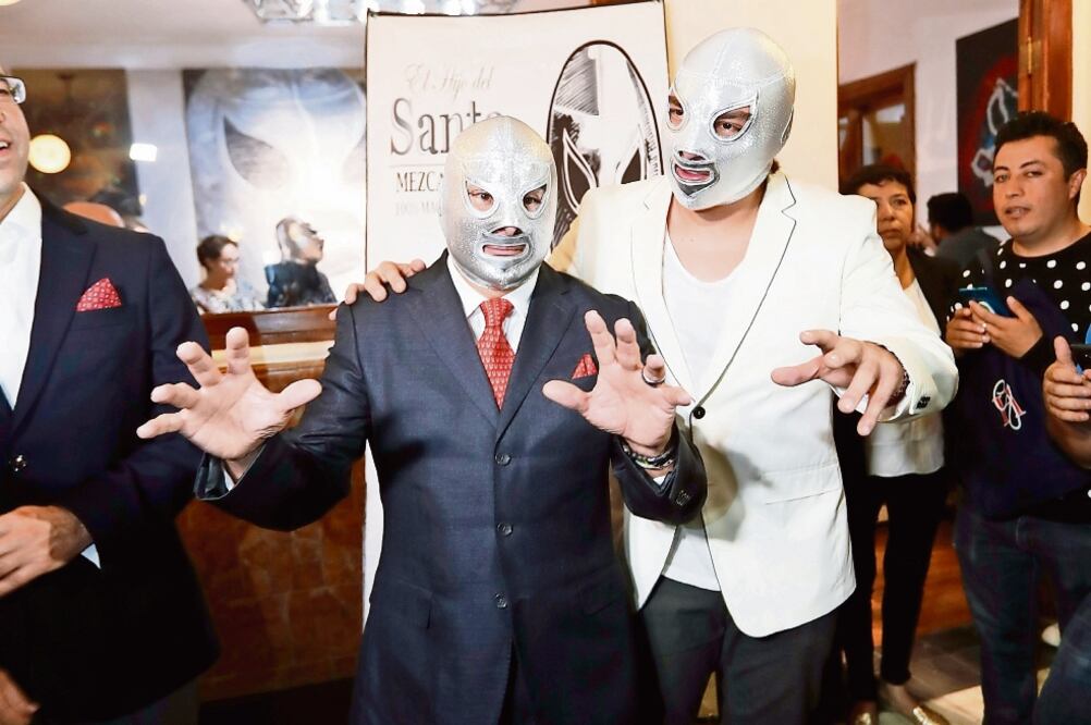 Padre e hijo inauguraron una tienda de productos oficiales de El Hijo del Santo (LUIS CORTES EL UNIVERSAL)