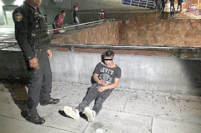 Policías evitan robo en Plaza Pino Suárez  