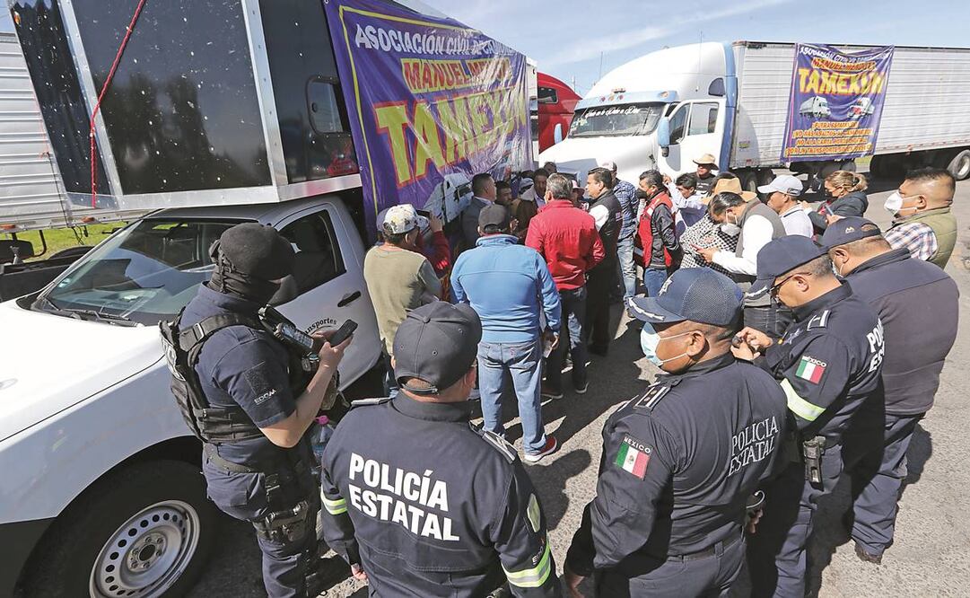 Durante el bloqueo, los camioneros desplegaron mantas con fotografías y nombres de sus compañeros desaparecidos. Foto: Jorge Alvarado/ EL UNIVERSAL