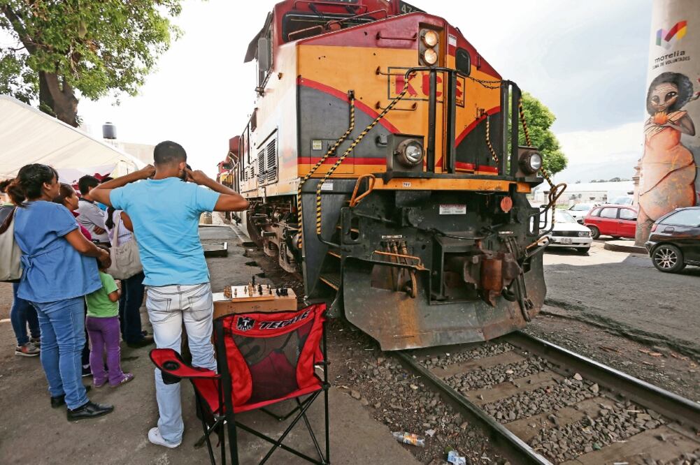 La última comunidad en la que se levantaron de las vías los profesores fue Caltzontzin, donde los habitantes, docentes y normalistas aún mantienen retenidos cientos de vehículos para presionar a la Segob (ARMANDO SOLÍS. EL UNIVERSAL)